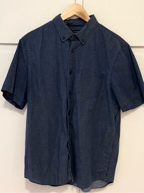 Banana Republic Men's Size L - Blue Unticked Fit Short Sleeve Button Down